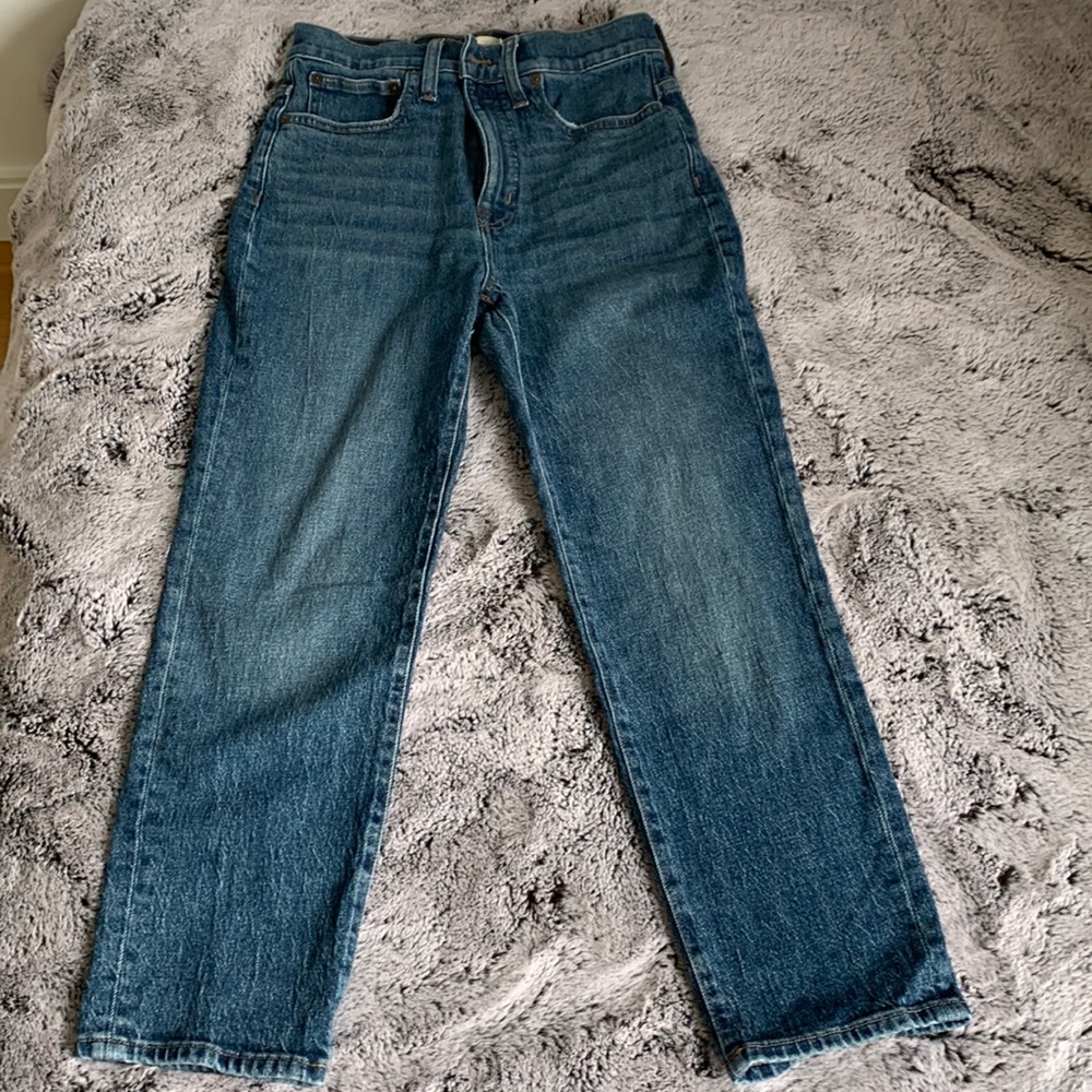 Madewell classic straight Jean new and in excellent condition. Beautiful on!